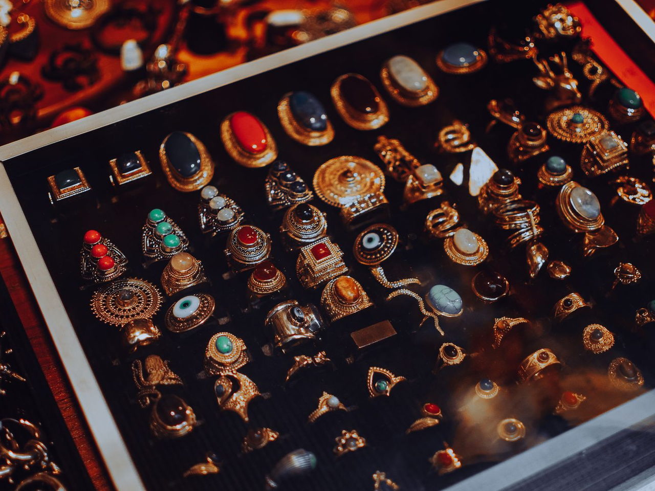 Amplia colección de joyería antigua exhibida en una vitrina de cristal