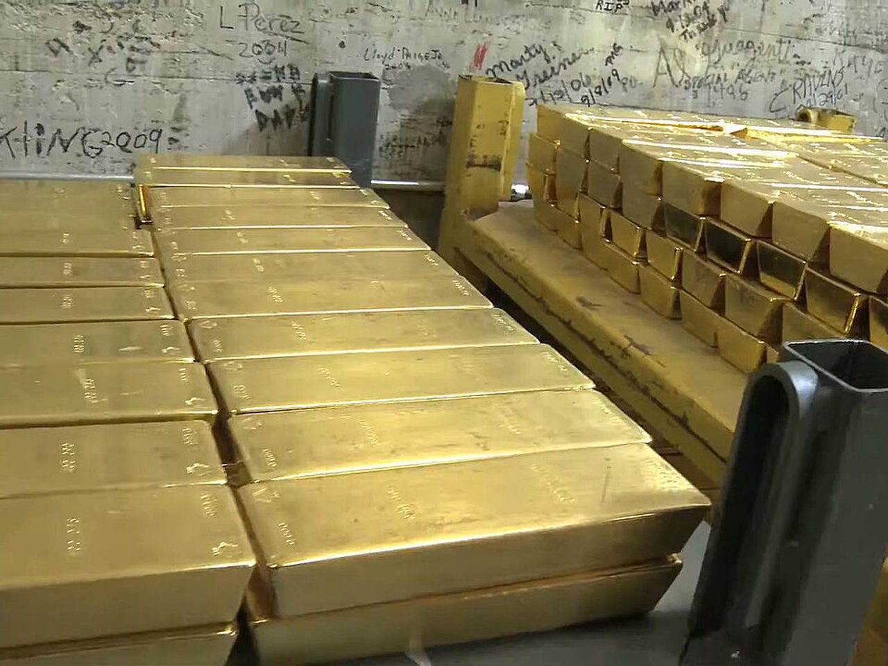 Filas de grandes barras de oro almacenadas en la Casa de Moneda de West Point