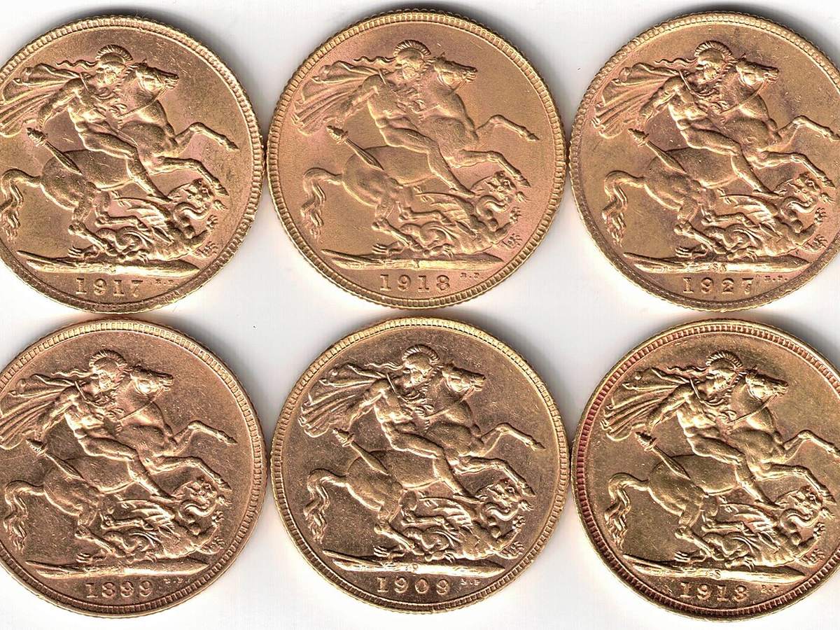 Seis monedas históricas de oro acomodadas en dos filas ordenadas