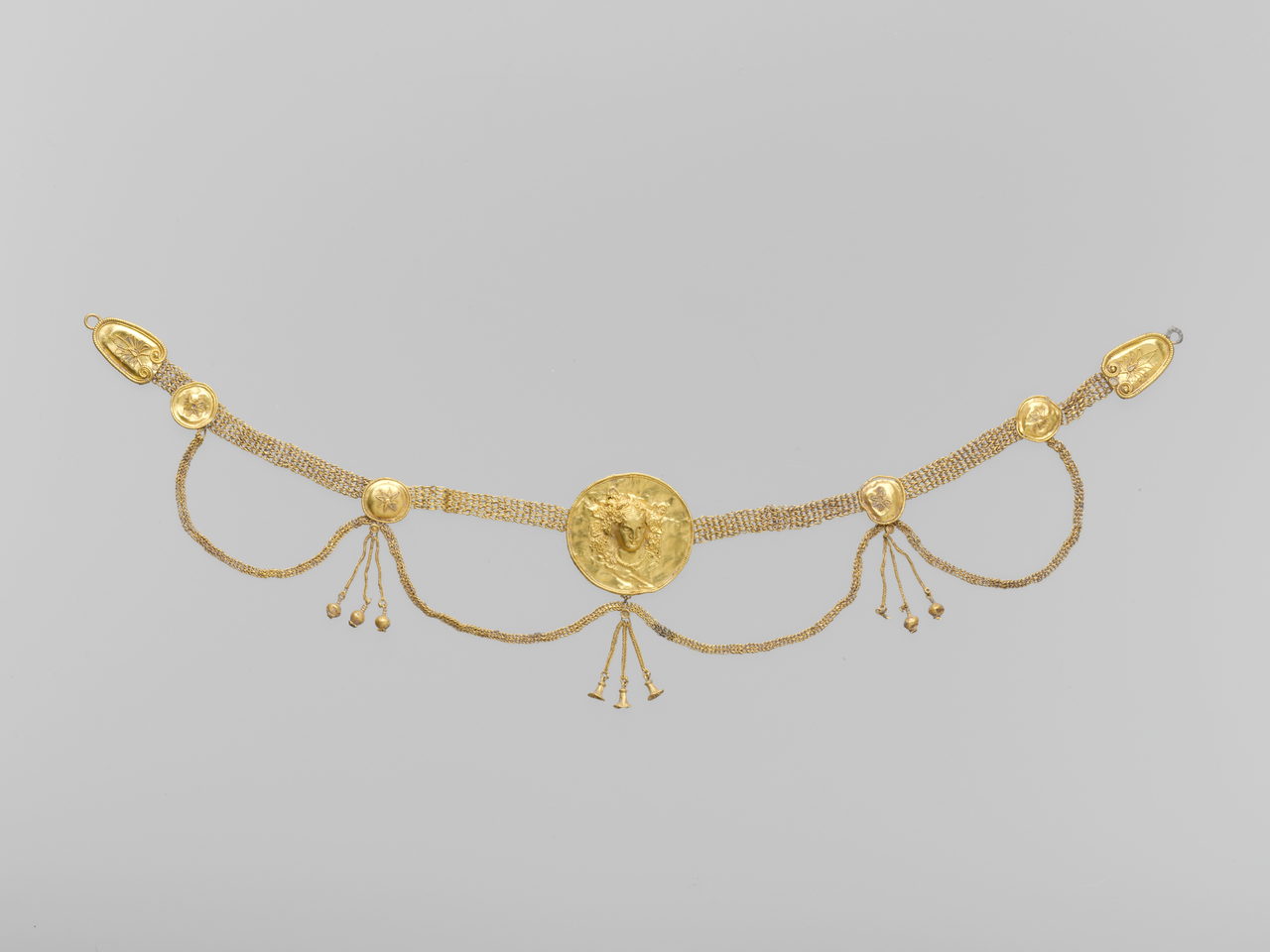 Collar de oro antiguo con medallón redondo y delicadas cadenas colgantes