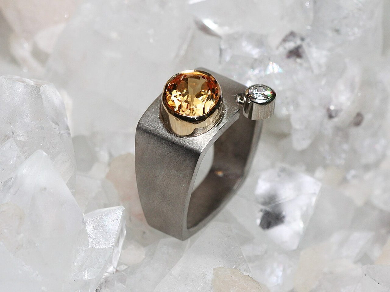 Anillo moderno de platino con diamantes amarillos y blancos sobre cristales claros